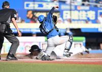 　６回、荻野の左前適時打で二塁から勝ち越しのホームにヘッドスライディングで生還する小川（後方）＝撮影・開出牧