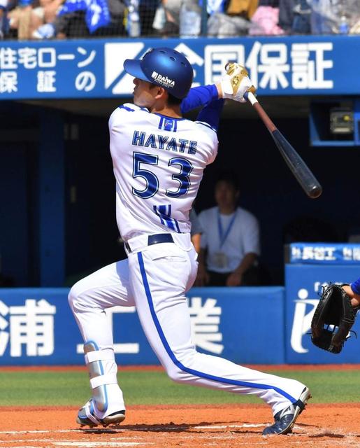 DeNA 中川颯がビックリのプロ1号！前さばきで右翼席へ