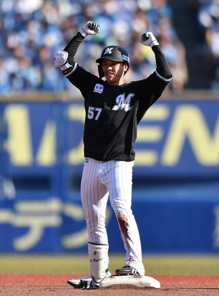 　６回、同点の中前適時打を放ちガッツポーズを決める小川（撮影・開出牧）