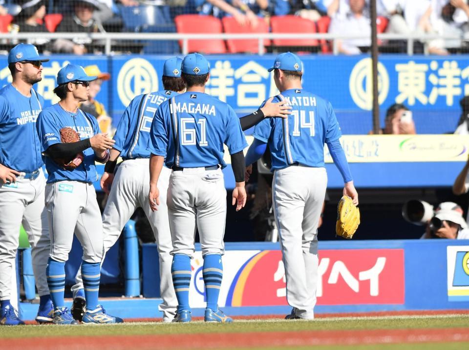 　６回途中で降板しナインに迎えられる加藤貴（１４）＝撮影・開出牧