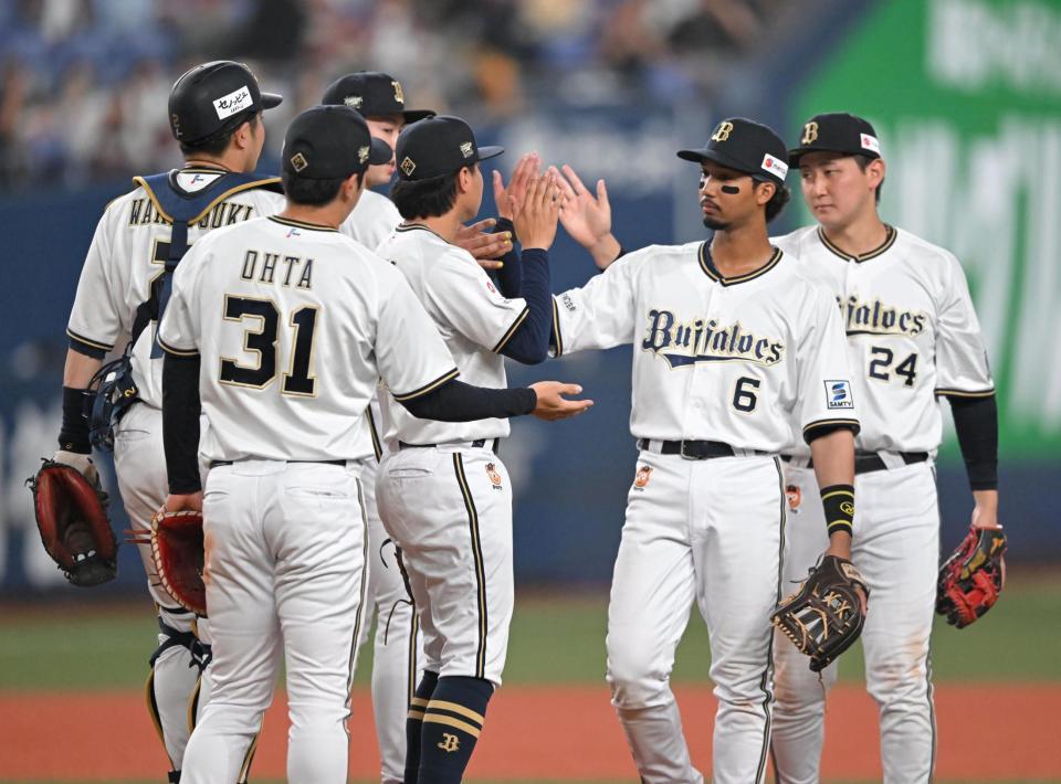 　試合に勝利し、タッチをかわすオリックスナイン（撮影・石井剣太郎）