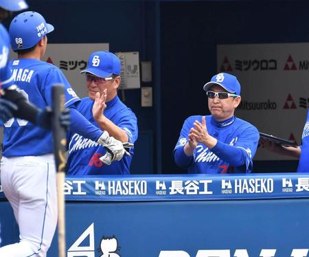 　４回、生還した福永（左）を出迎える立浪監督（撮影・持木克友）