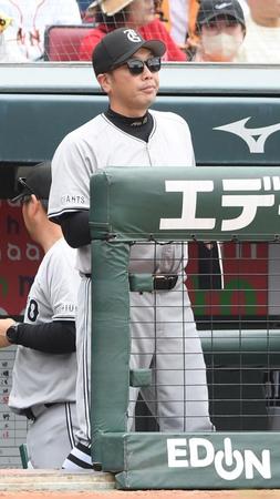 　スコアボードを見つめる阿部監督（撮影・市尻達拡）