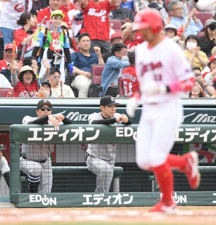 　６回、左越えソロを放った菊池の生還を見つめる阿部監督（撮影・市尻達拡）