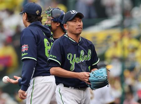 　４回、打ち込まれ降板する石川（撮影・田中太一）