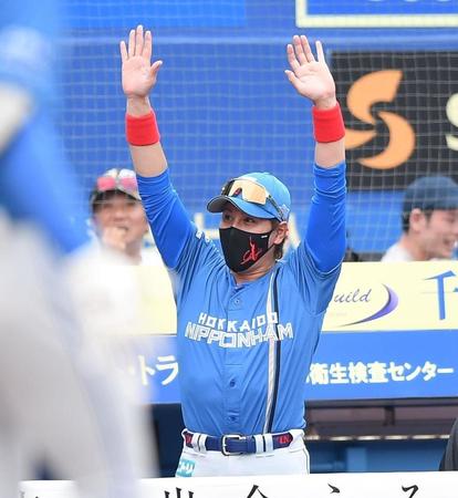 　７回、左越えソロを放った野村をハイタッチで迎える新庄監督（撮影・開出牧）