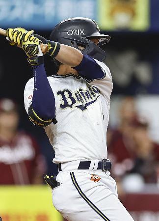 　１０回オリックス２死一、三塁、宗が中前にサヨナラ打を放つ＝京セラドーム