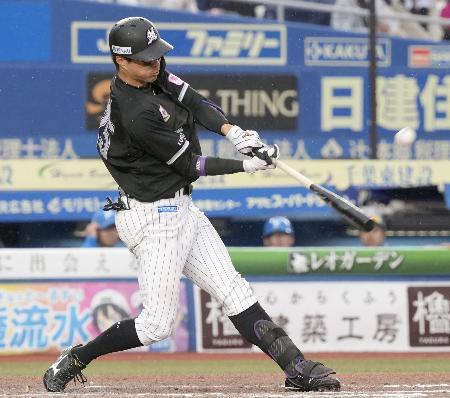 　９回ロッテ１死、岡が左越えにサヨナラ本塁打を放つ＝ＺＯＺＯマリン