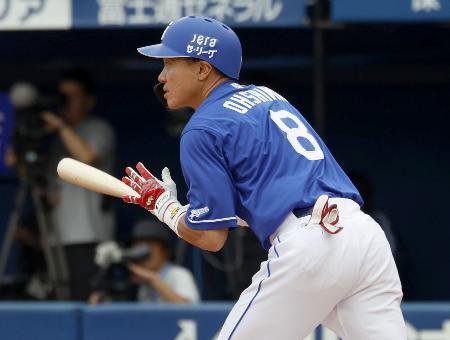 　６回中日２死一、二塁、代打大島が右前に適時打を放つ＝横浜