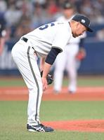 　９回、村林に同点適時打を許した平野佳（撮影・石井剣太郎）