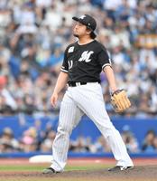 　８回、田宮に同点の押し出し四球を与えた２番手・沢村（撮影・開出牧）