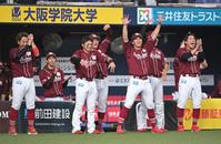 　９回、村林の同点適時打に喜ぶ楽天ナイン（撮影・石井剣太郎）