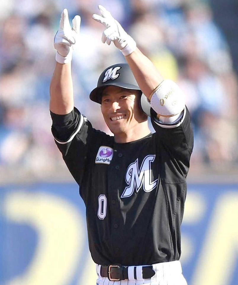 　６回、勝ち越しタイムリーを放ちポーズを決める荻野（撮影・開出牧）