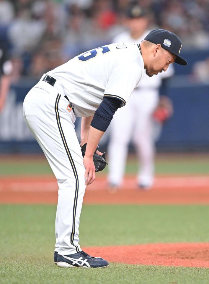 　９回、村林に同点適時打を許した平野佳（撮影・石井剣太郎）