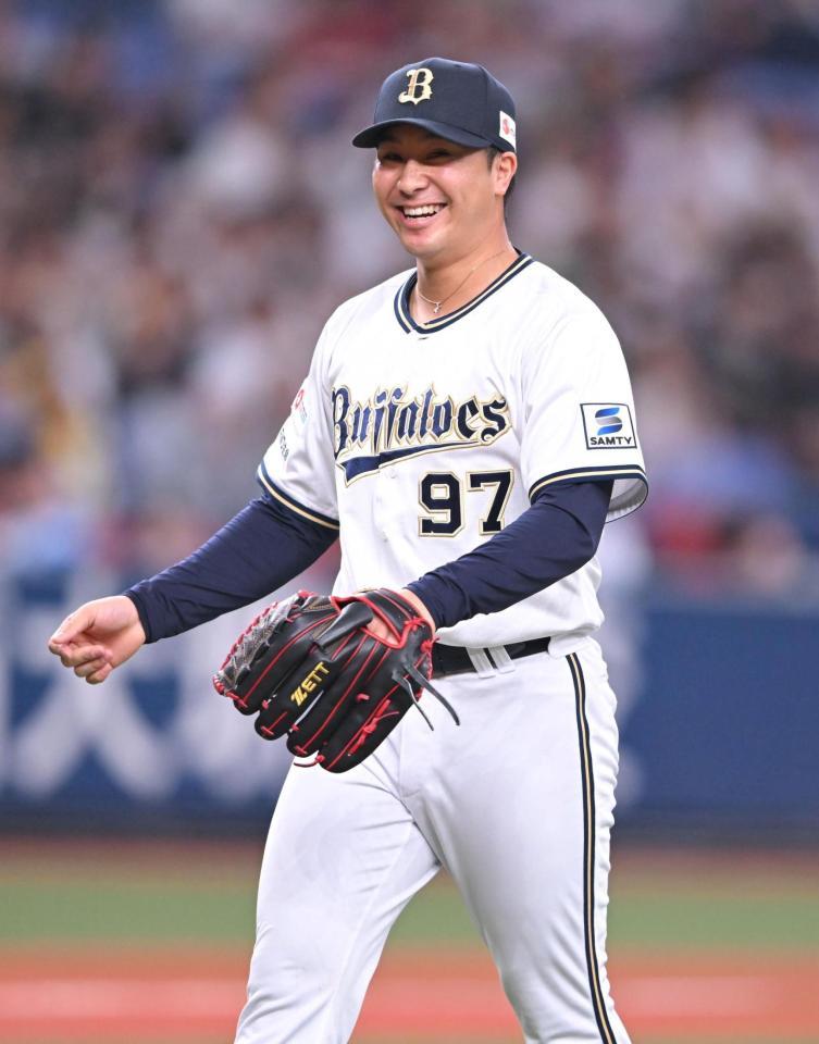 　６回、得点を許さず投げ終え笑顔の古田島（撮影・石井剣太郎）