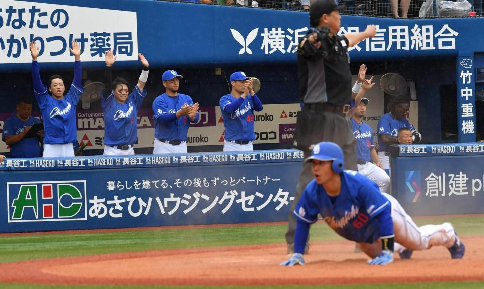 　７回、細川の左前適時打で生還する山本と沸き上がる中日ベンチ（撮影・持木克友））