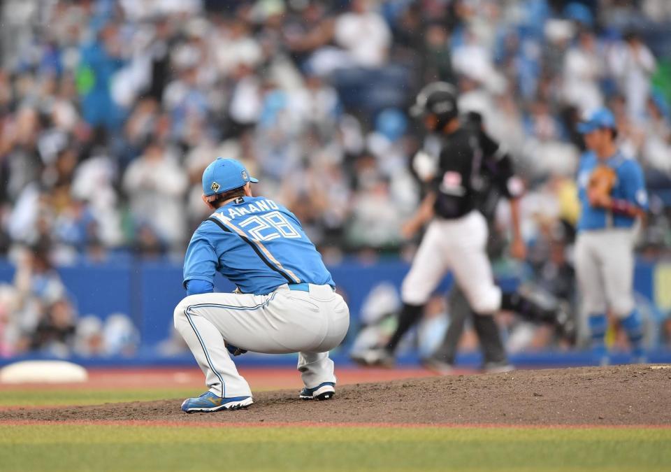 　９回、岡（右後方）にサヨナラの左越えソロを浴びてしゃがみ込む河野（撮影・開出牧）