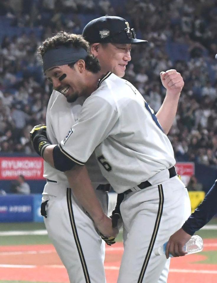 　試合後、宗（手前）の労をねぎらう中嶋監督（撮影・石井剣太郎）