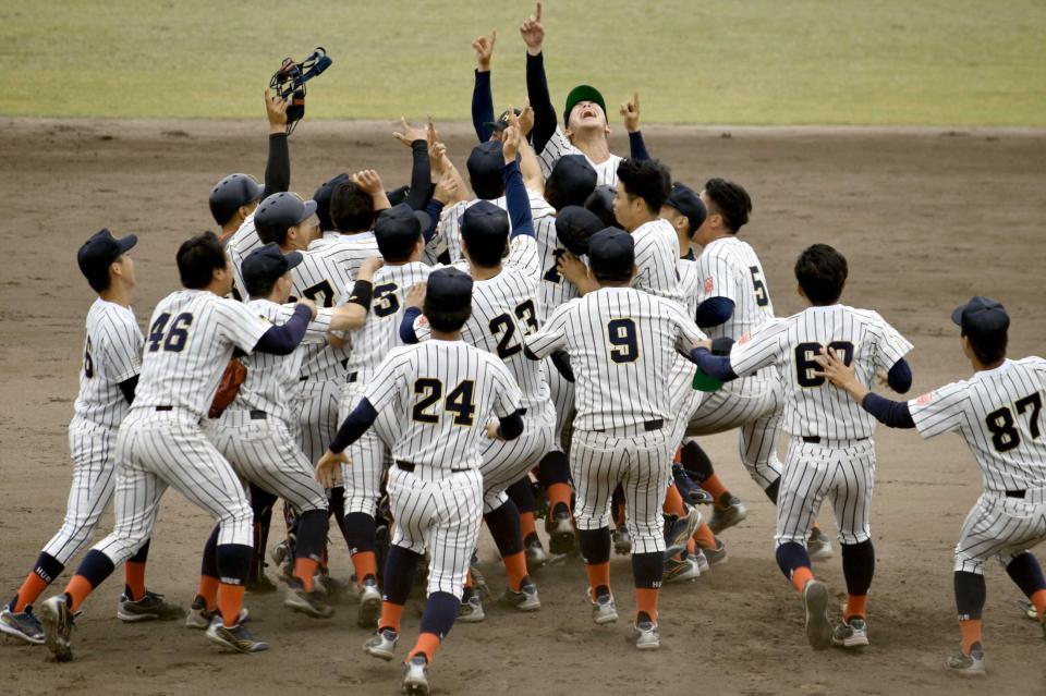 　優勝を決めマウンドに集まる広経大ナイン（撮影・高橋涼太朗）