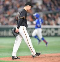 　７回、田中（後方）に先制の左越えソロを打たれた山崎伊（撮影・開出牧）