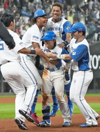 　１０回、サヨナラ犠飛を放ち、ナインに祝福される日本ハム・田宮（手前右から２人目）＝エスコンフィールド