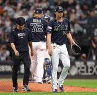 ７回途中で降板するオリックスのカスティーヨ（右）＝エスコンフィールド北海道（撮影・中島達哉）