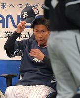 　ベンチで厳しい表情を見せる高津監督（撮影・佐藤厚）