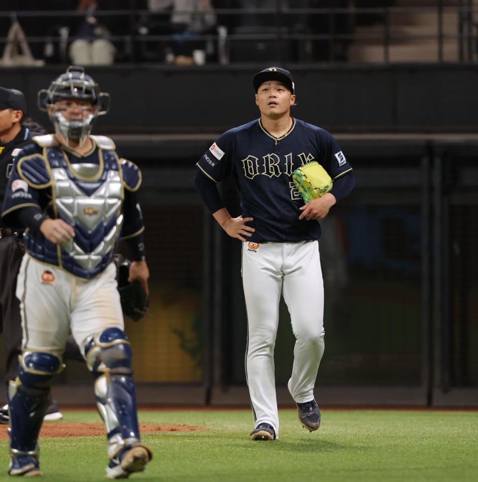 　延長１０回、サヨナラ犠飛を許し、引き揚げる富山（右）＝撮影・中島達哉