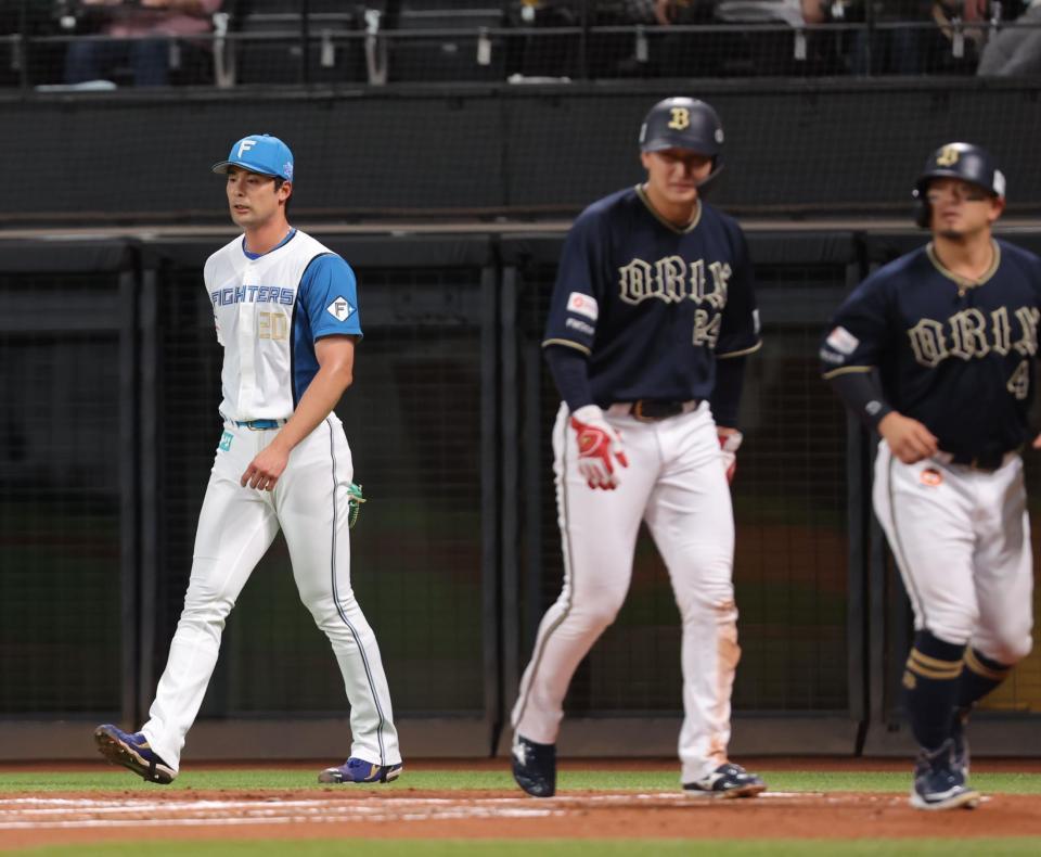 　１回、オリックス打線に捕まり３失点した上原（左）＝撮影・中島達哉