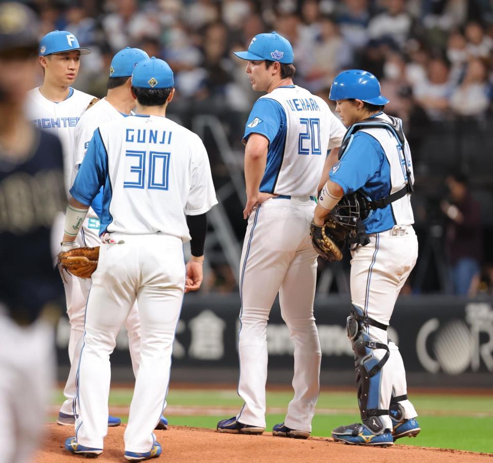 　２回途中で降板する上原（中央）＝撮影・中島達哉