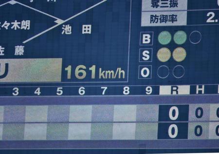 　１回、佐々木が周東に投げた１６１キロのストレートを表示するスコアボード（撮影・開出牧）