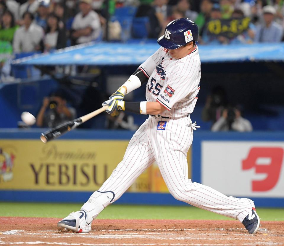 　７回、村上は右越えに１１号２ランを放つ（撮影・佐藤厚）