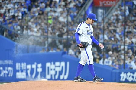 　８回、広島に同点を許した東（撮影・佐々木彰尚）