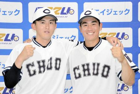 　５回無失点で勝利した中大・山口（左）と先制Ｖ打を放った繁永