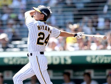 　斎藤雅樹氏が投げたボールを打ち返す桧山進次郎氏（撮影・田中太一）