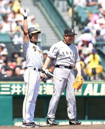 　ＯＢ１打席対決を終え、スタンドに手を振る桧山進次郎氏。右は斎藤雅樹氏（撮影・中田匡峻）