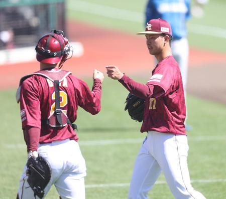 　２回、太田とグータッチする古謝（撮影・金田祐二）