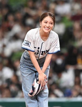 　セレモニアルピッチで笑顔を見せるｃｈａｙ（撮影・園田高夫）