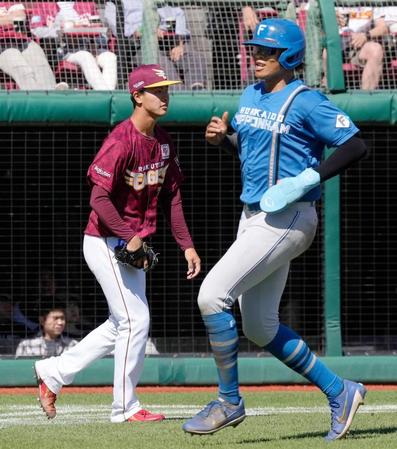 　４回、松本剛に先制打を許した古謝。右は生還した三走水谷