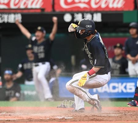 　３回、紅林の右犠飛で中川が勝ち越しのホームイン（撮影・園田高夫）