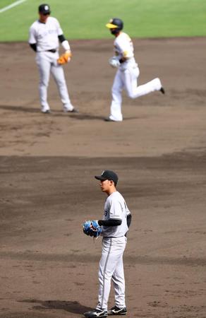 　４回、渡辺にソロを許す赤星（撮影・山口登）