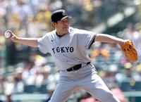 　１打席対決で桧山進次郎氏に投げる斎藤雅樹氏（撮影・田中太一）