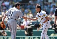 　“対決”後、握手を交わす桧山進次郎氏と斎藤雅樹氏（撮影・田中太一）