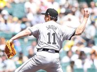 　桧山進次郎氏との対決で投球する斎藤雅樹氏（撮影・中田匡峻）