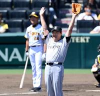 　阪神ＯＢ・桧山進次郎氏とのレジェンド対決を楽しむ斎藤雅樹氏＝甲子園（撮影・飯室逸平）