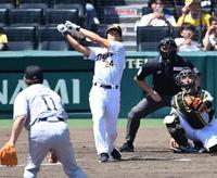 　試合前、対決する阪神ＯＢ・桧山進次郎氏と巨人ＯＢ・斎藤雅樹氏（撮影・飯室逸平）