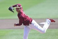 　力投する古謝（撮影・金田祐二）