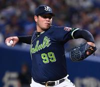 　力投するヤフーレ