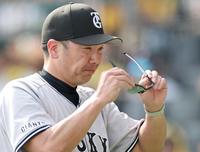 　５回、選手交代を告げベンチへ戻る阿部監督（撮影・田中太一）