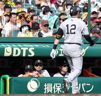 　５回、先発の赤星に代打・萩尾（１２）を送るも不発に終わった阿部監督（左）＝撮影・中田匡峻